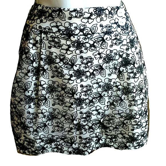 Lo Embroidered Lace Black and White Mini Faux Wrap Skirt Side Pockets Si… - Picture 1 of 9